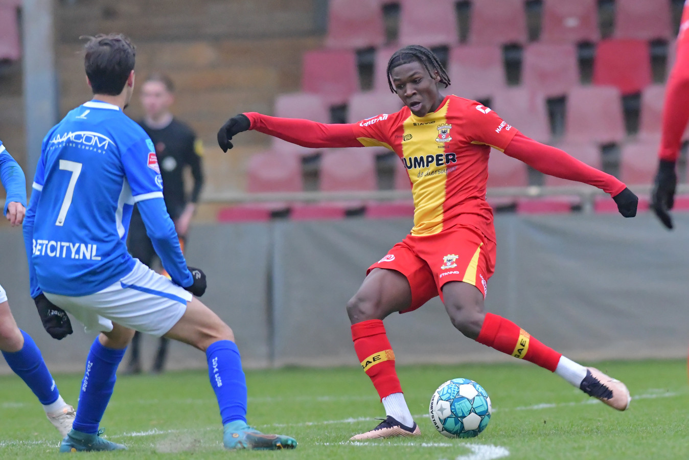 Jahnoah Markelo haalt uit voor een afstandsschot.