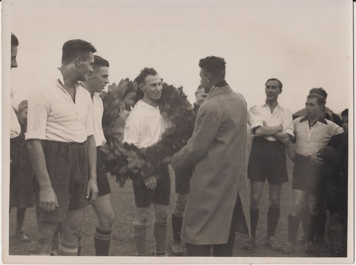 Emanuel Klasser krijgt na de wedstrijd Quick 4 tegen Blaricum, gespeeld in november 1939,
een krans omgehangen. Het zou zijn laatste wedstrijd zijn in het shirt van AFC Quick 1890. Een maand later vertrekt hij weer naar Nederlands-Indië.