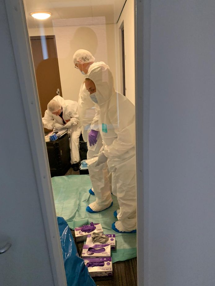 De forensische opsporing doet onderzoek in het appartement in Amsterdam waar een man dood werd gevonden en twee verdachten werden opgepakt.