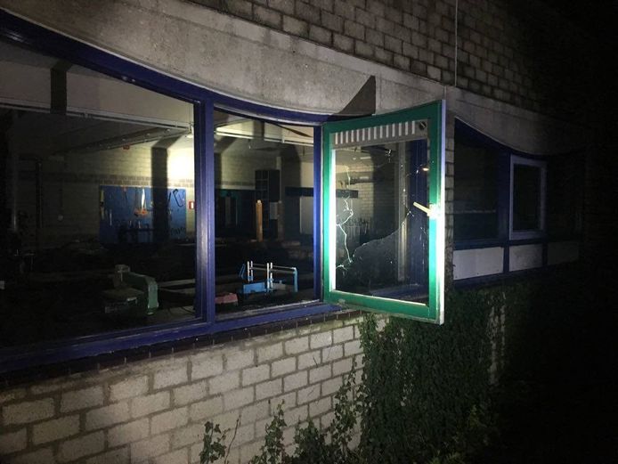 De twee verdachten zijn via een raam aan de achterzijde van de school naar binnen geklommen.