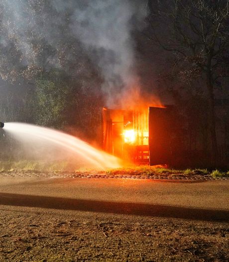 Stroomhuisje in Chaam vat vlam, meerdere postcodes tot in de nacht zonder stroom