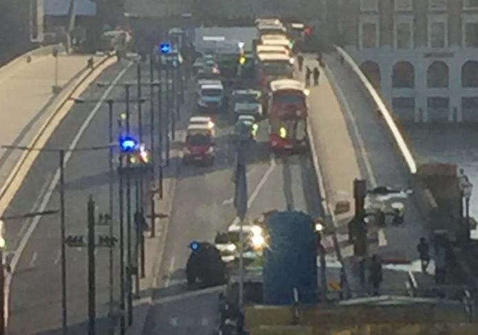 De politie heeft in Londen een man neergeschoten na een steekpartij op de London Bridge. De man ligt rechts aan het begin van de brug.