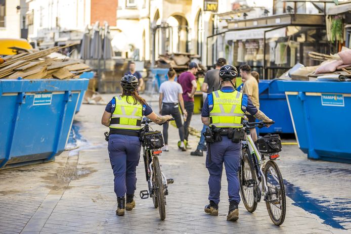 Boa's surveilleren in het stadscentrum. Winkeliers uit het door wateroverlast geteisterde Valkenburg klaagden over stelende ramptoeristen.