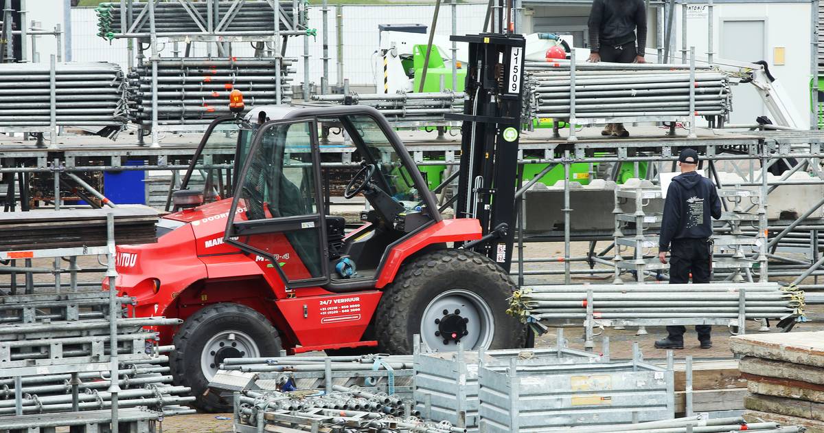 Opbouw van 538 Oranjedag in Breda in volle gang, terwijl ...