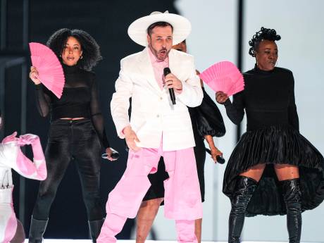 Enorme hoed zorgt voor problemen bij Belgische songfestivalact: 'Behoorlijk wat hoofdpijn’