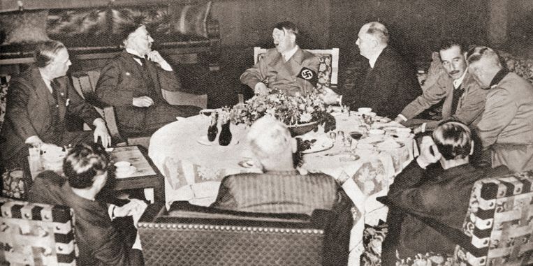 Hitler en Chamberlain drinken eerst thee. Dan volgt een tirade van een uur of drie. Beeld Â© Classic Vision