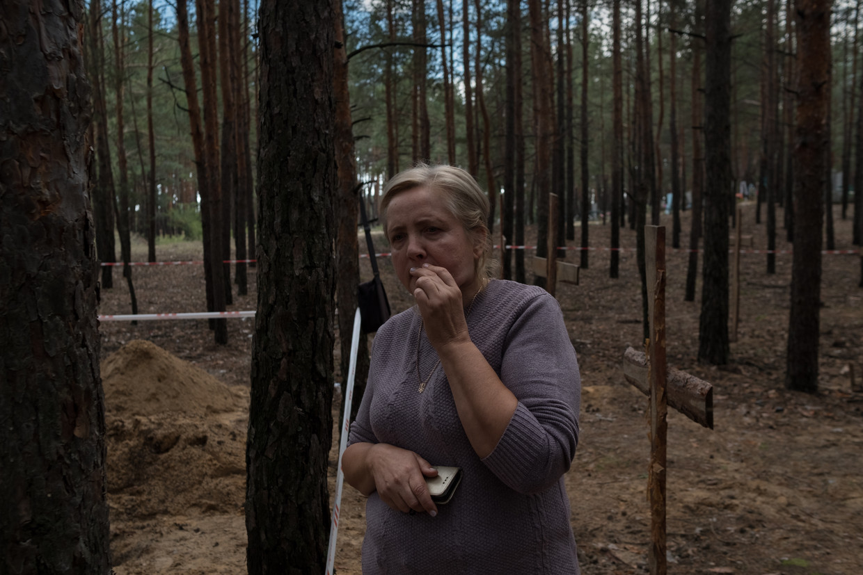 Tatjana Goetsalenko: ‘Hier ligt mijn buurvrouw. Ze werd geraakt door een rondvliegende scherf, ze stierf in haar keuken.’ Beeld  Vincent Haiges