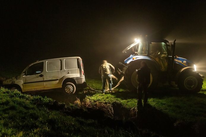 Bedrijfsauto belandt in sloot in Hooge Zwaluwe en moet eruit getrokken worden