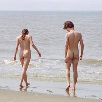 Aan strandpaal 6 is iedereen bloot, maar niet iedereen onbezorgd: ‘Een man ging voor ons liggen en probeerde ongegeneerd tussen mijn benen te kijken’