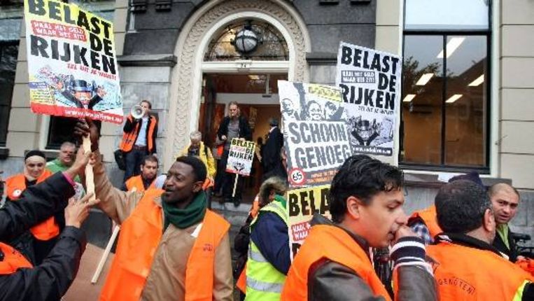 Schoonmakers voeren actie bij het hoofdkantoor van de PvdA in Amsterdam. (ANP) Beeld 
