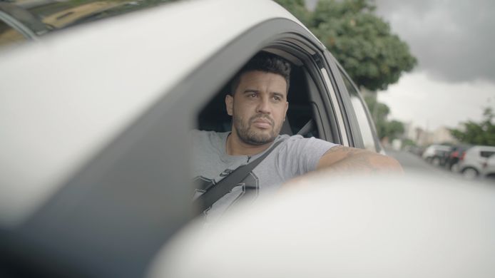 Jonathan Reis in zijn taxi.