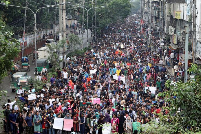 In Dhaka betogen duizenden studenten al een week lang voor een verbeterde veiligheid op de Bengalese wegen. De protesten braken vorig weekend uit nadat twee studenten stierven toen ze aangereden werden door een te snel rijdende bus.