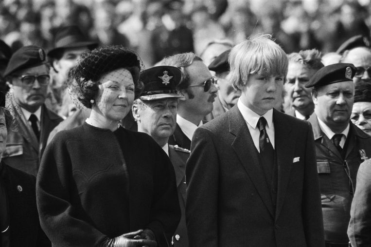 Kranslegging tijdens Dodenherdenking in 1983 door koningin Beatrix en een dan 16-jarige prins Willem-Alexander bij het Nationaal Monument op de Dam in Amsterdam. Beeld Croes, Rob C. / Anefo, Nationaal Archief, CC0