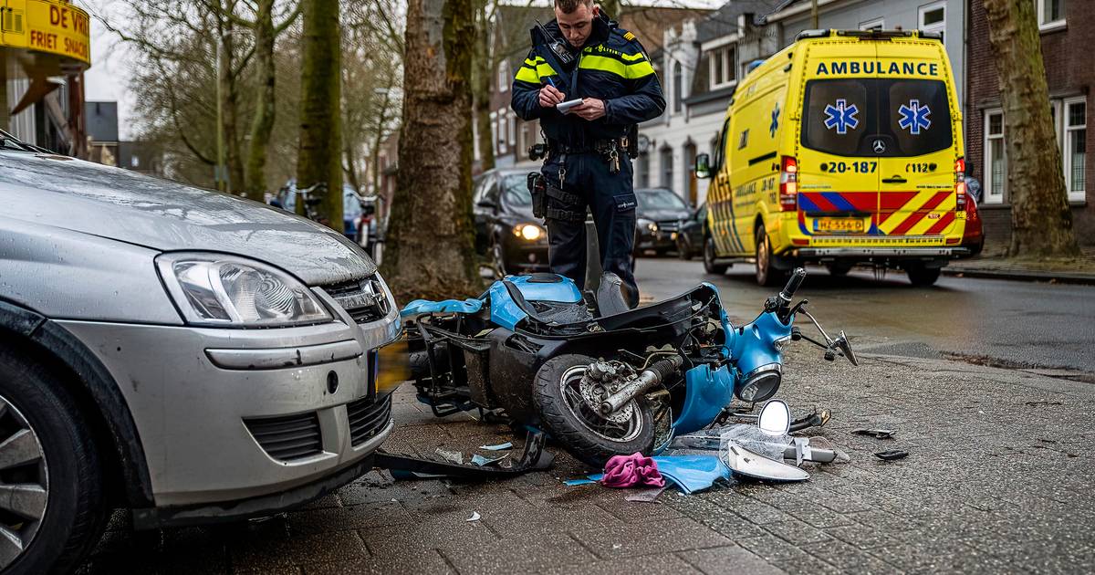 Vrouw loopt hoofdwond op bij botsing met auto in Tilburg.