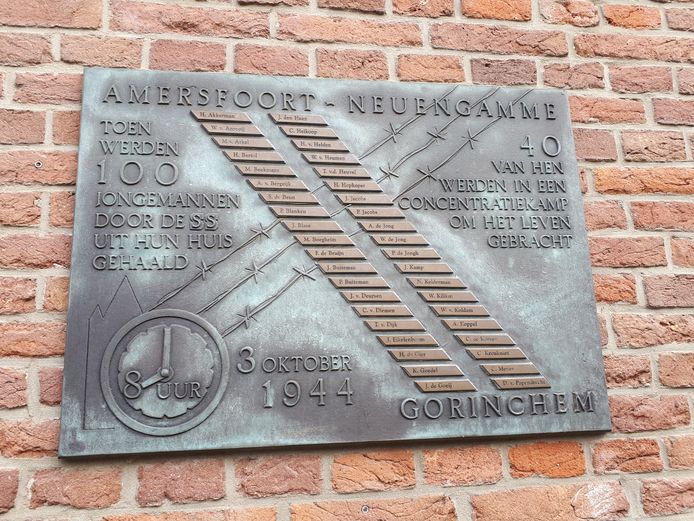 De plaquette voor de oktoberrazzia 1944 op de muur van de Grote Kerk.