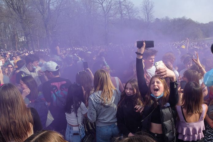 Het verzonnen festival 'La Boum' liep helemaal uit de hand. Gisteren kwamen vijfduizend jongeren samen in Ter Kamerenbos uit protest tegen de coronamaatregelen.
