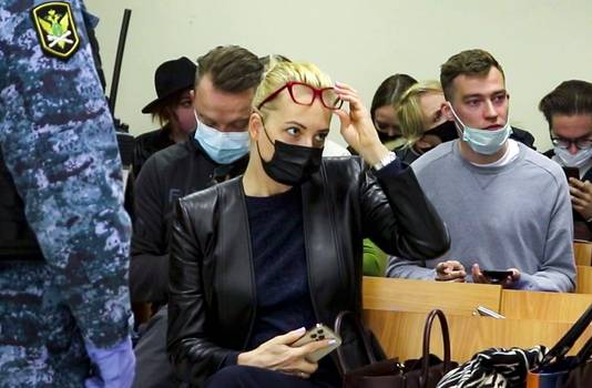 Navalny's vrouw Julia in de rechtszaal in Moskou.
