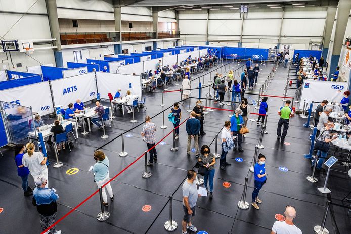Archiefbeeld ter illustratie. Drukte bij de prikstraat in de sporthal van Oranje Wit op eerste dag na de opening.
