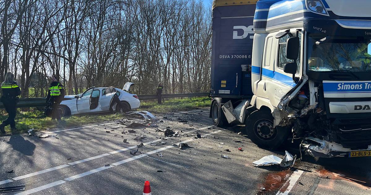 Ravage na botsing op Eendrachtweg: weg naar Tholen dicht.