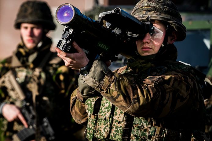 Archiefbeeld van een militair met een Stinger-raket op de Luitenant-generaal Bestkazerne in Vredepeel tijdens de grootschalige internationale luchtverdedigingsoefening Cerberus Dagger.