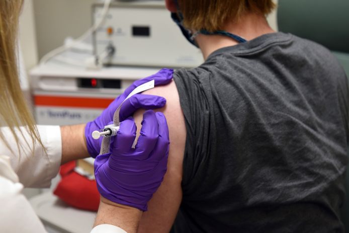 Een vrijwilliger tijdens de toediening van het kandidaat-vaccin van Pfizer tijdens klinische testen in Baltimore.
