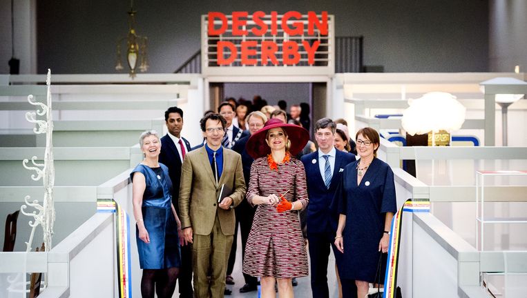 Koningin Maxima bezoekt de tentoonstelling Design Derby in Museum Boijmans Van Beuningen tijdens de officiële opening op 19 juni. Beeld anp