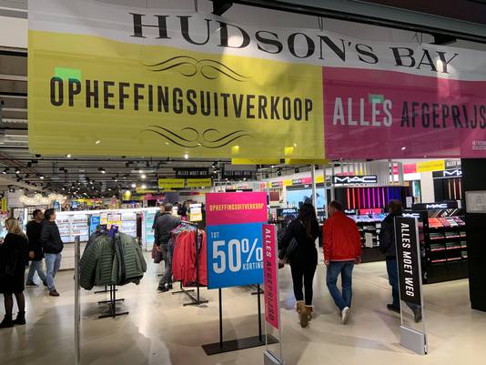 Opheffingsuitverkoop bij Hudson’s Bay in Utrecht.