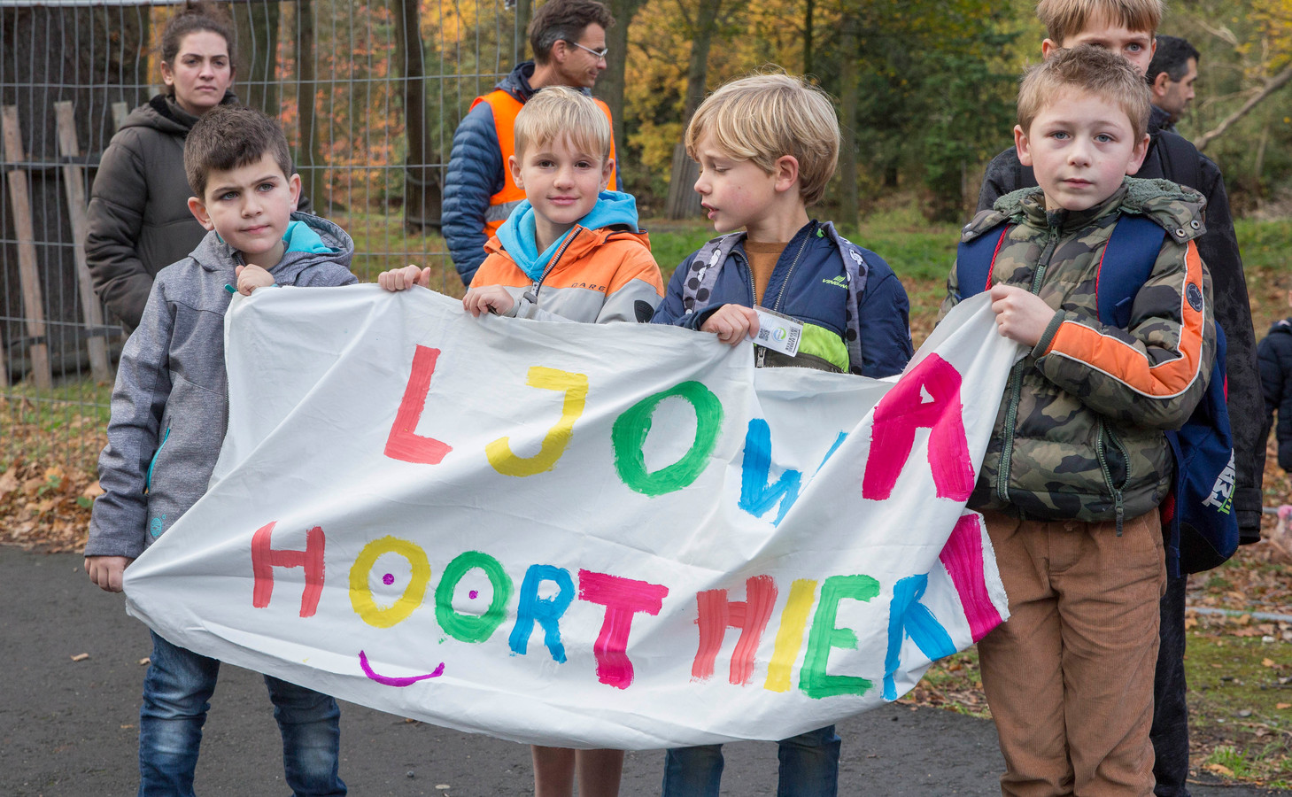 Luuk (7), Lucas (7) en Maarten (7) hopen dat hun vriendje Ljowa (7, links) in Nederland mag blijven. Dinsdag werd er in Den Haag een petitie aan Kamerleden overhandigd om te zorgen dat Ljowa in Nederland mag blijven.