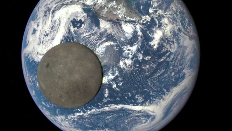 Een foto genomen door de DSCOVR-satelliet van de aarde en de maan. Beeld NASA