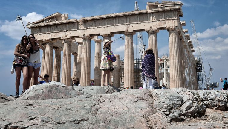 Selfies nemen op de Akropolis, het zal wat duurder worden om dat te kunnen doen. Beeld AFP