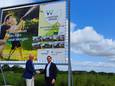 Wethouder Boonen (links) en directeur Michael Hendriks onthullen het bouwbord bij De Waterbrink.