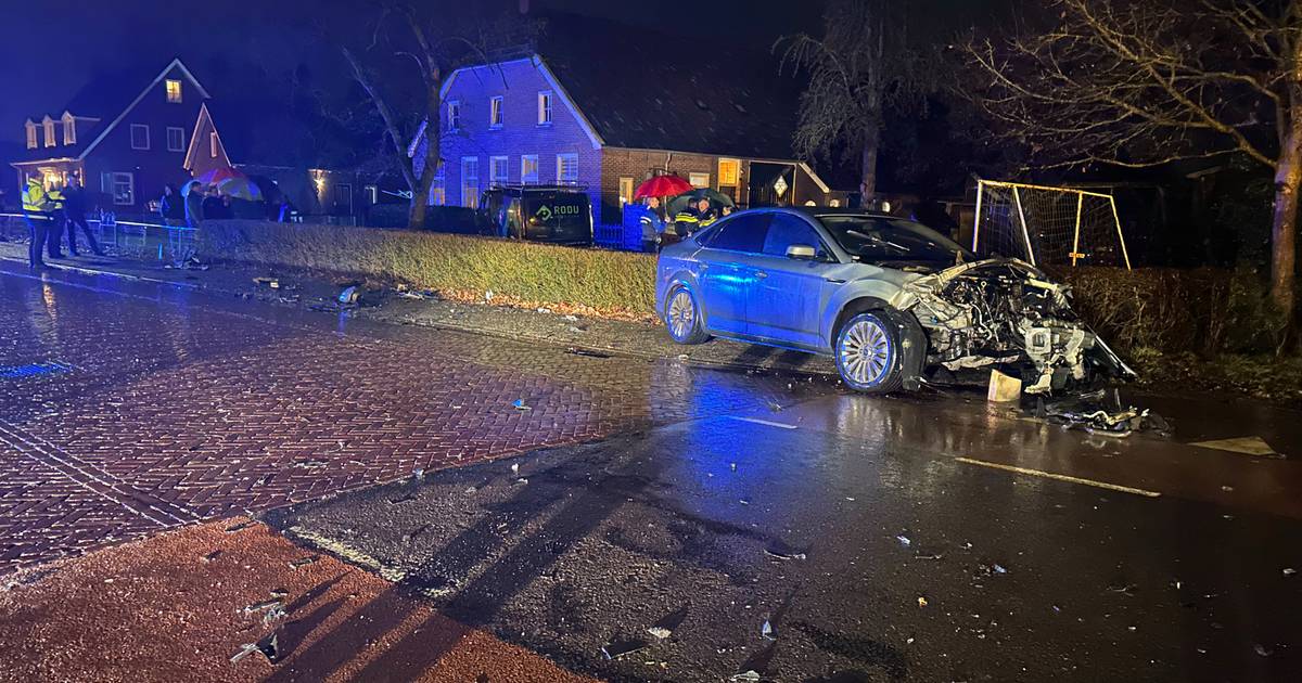 Auto belandt na aanrijding in voortuin in Staphorst.