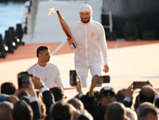Olympische vlam aangekomen in Frankrijk na grote parade in Marseille