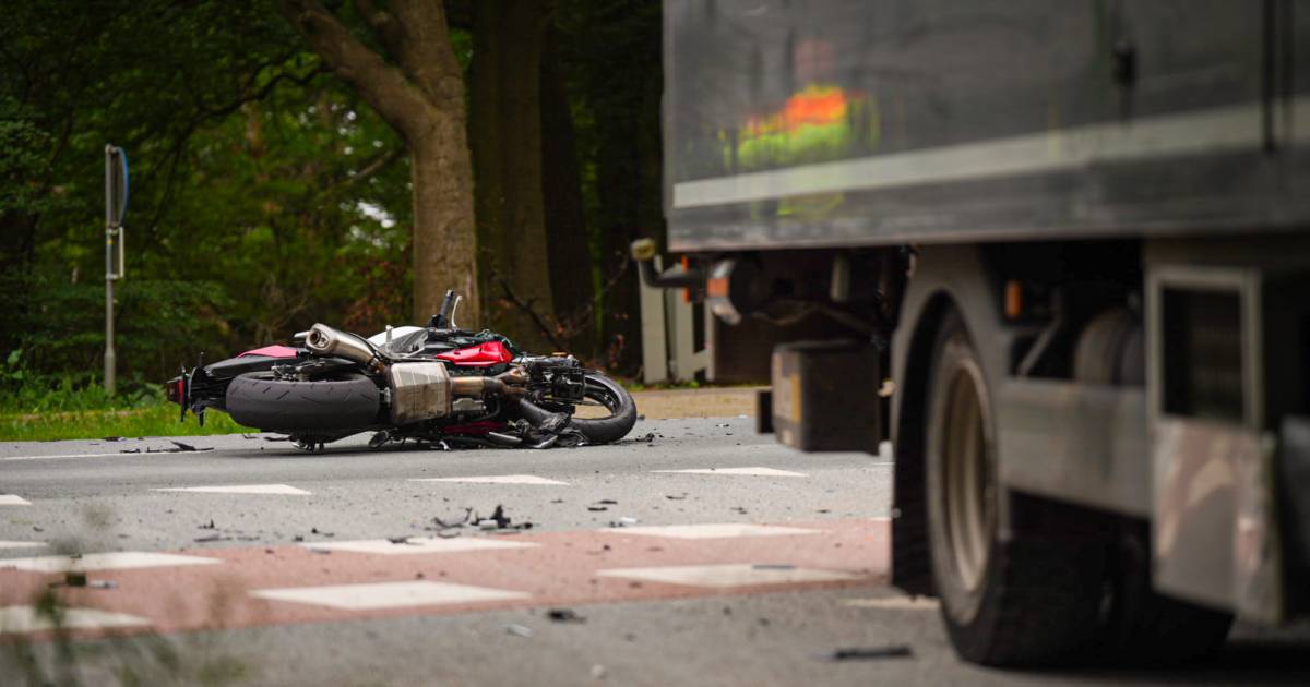 Motorrijder zwaargewond door botsing met vrachtwagen, traumahelikopter geland.