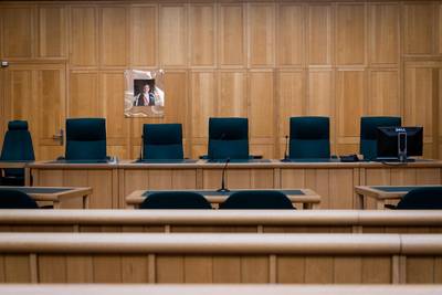 Verdachten zitten klaar voor rechtszaak, maar tolk is er niet en zelfs de rechter is afwezig: ‘Gênant’