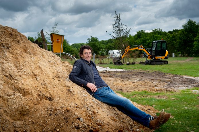 Eén caravan staat er al, op de voormalige paardenwei die Erik-Jan Buitenhuis direct bij de camping heeft getrokken en waar een speelvoorziening wordt ingericht.