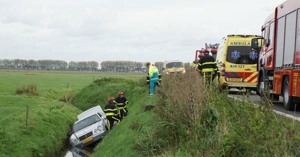 Hoogbejaarde vrouw wordt na 18 uur gered uit te water geraakte auto in Dussen - BD.nl