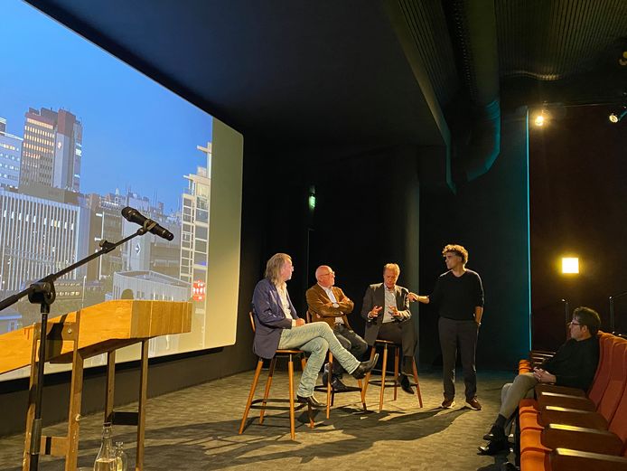 Oud-burgemeester Rob van Gijzel wordt tijdens een avond over de stad van het Architectuurcentrum Eindhoven geïnterviewd door presentator Erik Frijters (FABRICations). De andere sprekers luisteren toe Jaap Evert Abrahamse (linkse) en Kees Doevendans.
