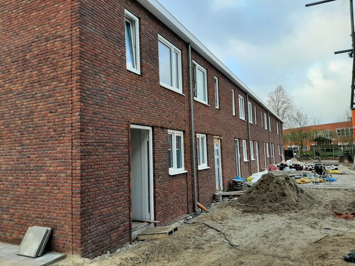 Dit rijtje van acht huurwoningen aan de Van Alphenstraat is mateloos populair onder woningzoekenden in Nijverdal.