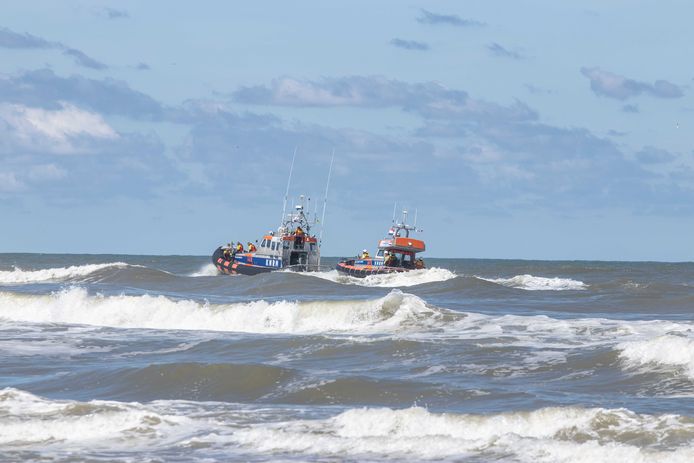 Archiefbeeld van zondag 12 juli 2020:” Schepen van de Koninklijke Nederlandse Redding Maatschappij (KNRM) zoeken samen met een helicopter van de opsporingsorganisatie SAR en de Kustwacht naar het vermiste 14-jarige meisje uit Duitsland.