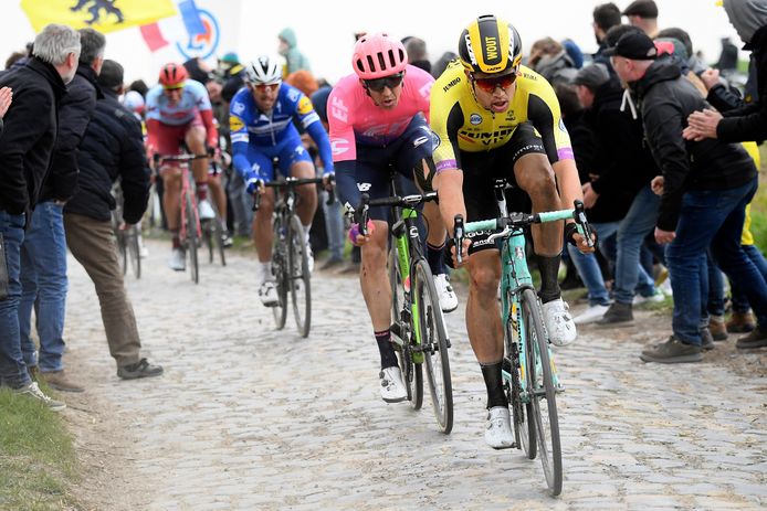Van Aert voert de forcing tijdens de voorlopig laatste Parijs-Roubaix.
