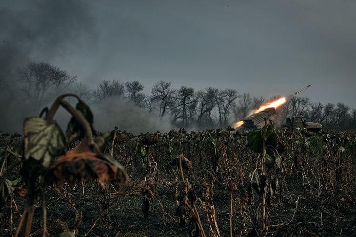 Oekraïense militairen nemen Russische posities onder vuur vanuit een verdord, niet geoogst zonnebloemenveld nabij Bachmoet.