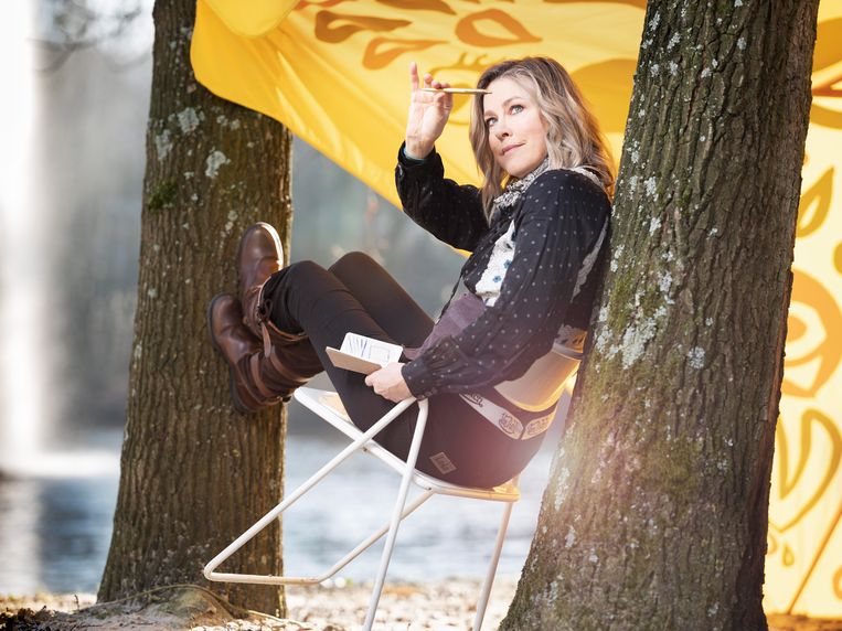 Simone Walraven: ‘Het begrip ‘thuis’? Als je zinvol bezig bent en fijne mensen om je heen hebt, is dat voor mij thuis.’ Beeld Harmen De Jong 