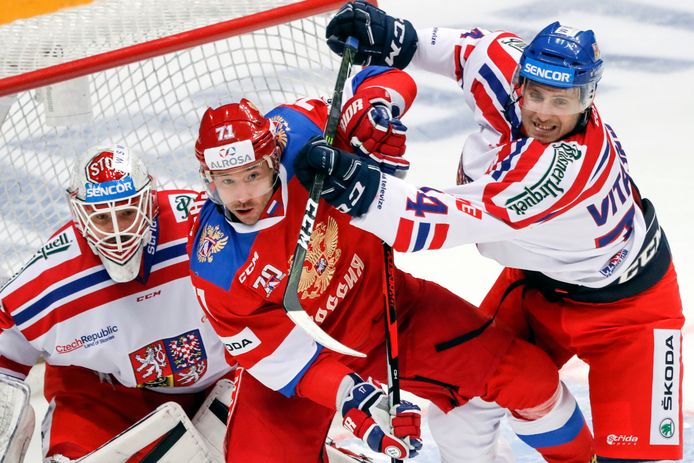 De Russische ster Ilja Kovaltsjoek  probeert zich te weren tegen twee Tsjechische tegenstanders.