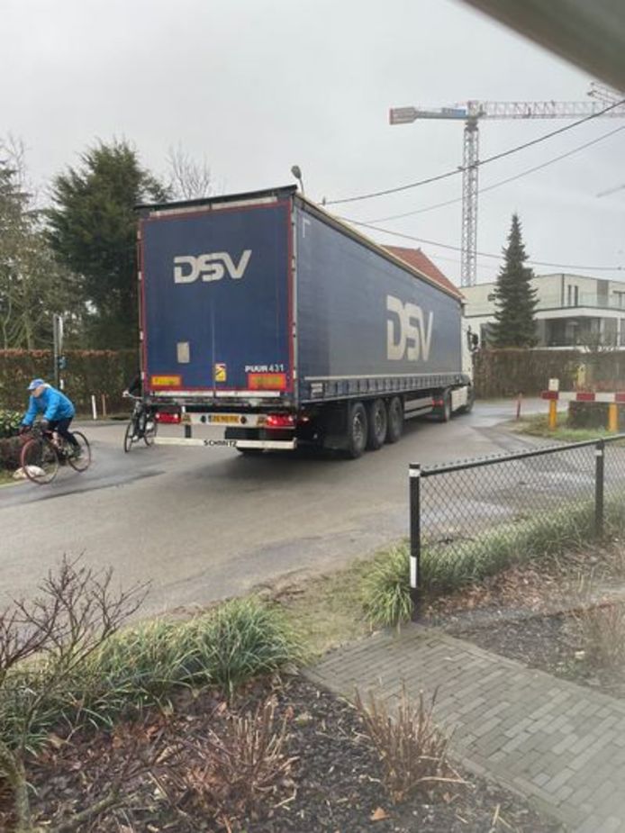 Deze fietser in de Mathias Joostenlaan in Zoersel moet opletten voor een vrachtwagen in de straat.