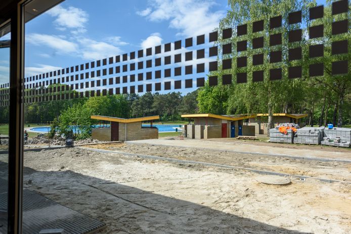 Bij de oplevering van het gerenoveerde zwembad De Wedert in mei vorig jaar was al duidelijk dat de oude kleedhokjes bij het buitenbad uit de toon vallen.