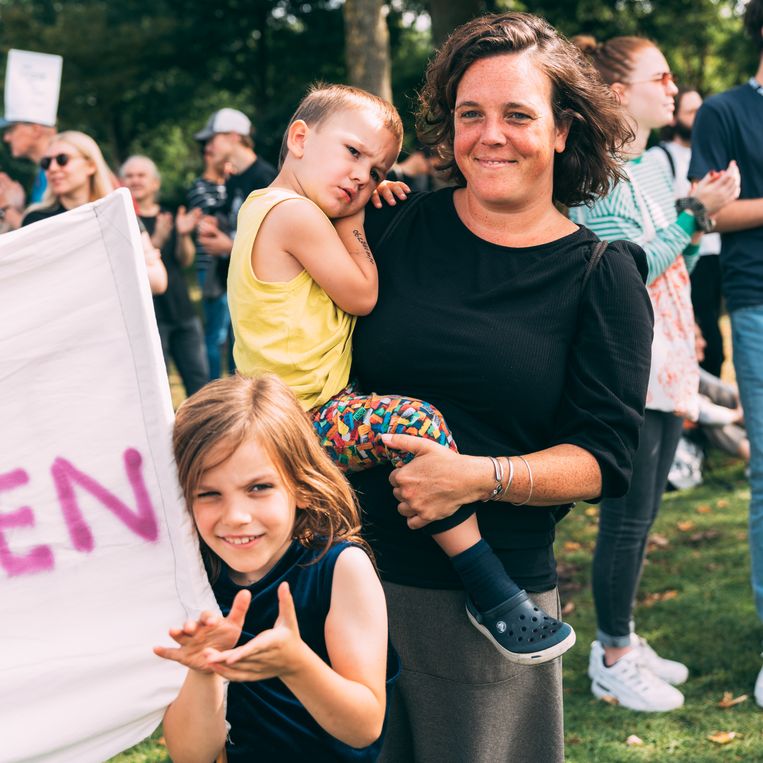 Laura Binkhorst (38) en zoontjes Dick (7) en Kees (3). Beeld Rebecca Fertinel