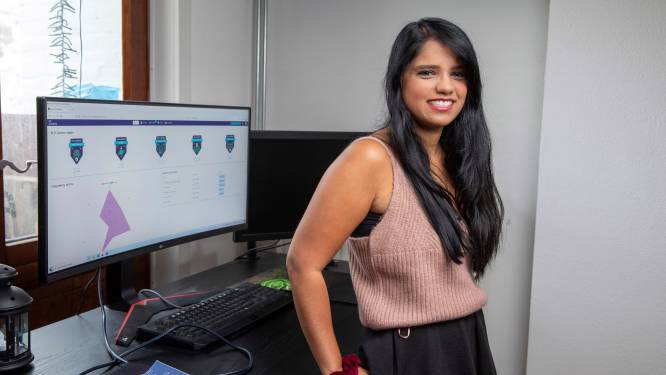 Safira (31) schoolde zich in tien weken om tot programmeur: 'Aan opgeven doe ik niet’