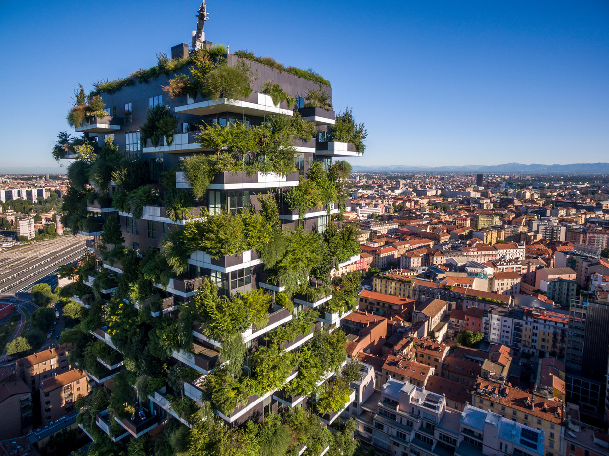 De bewoners van de 110 meter hoge bosco verticale in Milaan zijn rijk. Onder hen zijn Italiaanse profvoetballers. Een deel van de Utrechtse flats zal betaalbaar blijven. Beeld RV