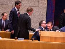 Minister Bruins wordt onwel en verlaat coronadebat: ‘Flauwte door oververmoeidheid’